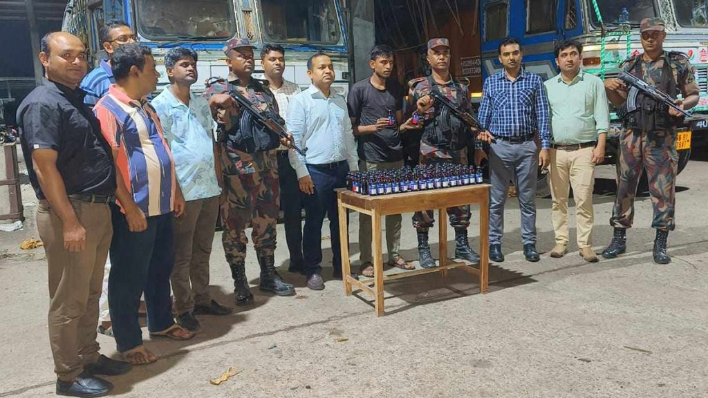 বেনাপোলে ভারতীয় পণ্যবাহী ট্রাক থেকে ৯৯ বোতল ফেনসিডিলসহ চালক আটক