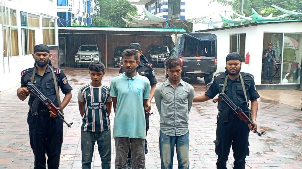 উখিয়ায় আরসার কিলিং গ্রুপ কমান্ডার ও দুই সহযোগী অস্ত্র-গুলিসহ গ্রেফতার