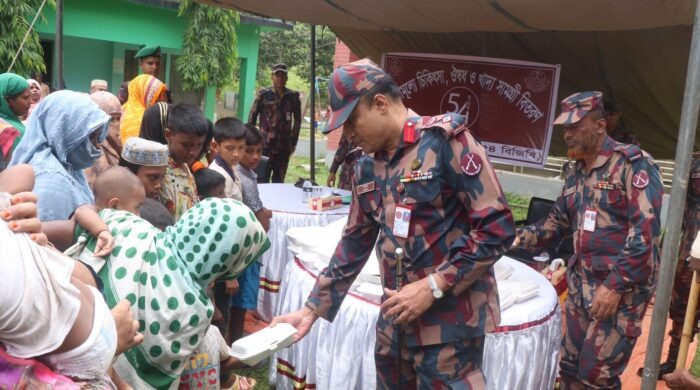 রাঙামাটির সাজেকে বন্যার্তদের মাঝে বিজিবির খাদ্য ও চিকিৎসা সেবা