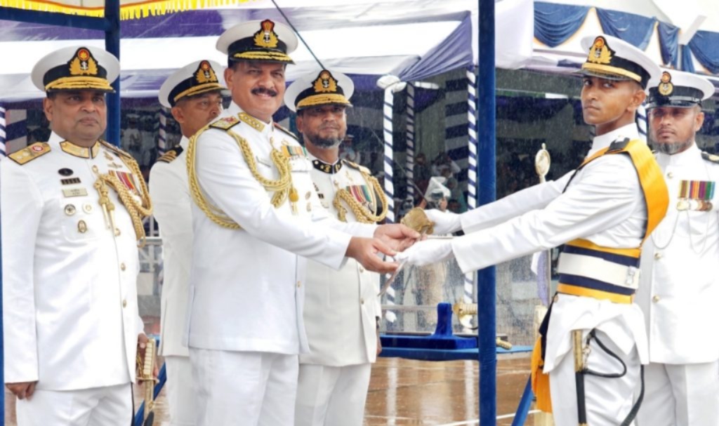 বাংলাদেশ নেভাল একাডেমিতে নৌবাহিনীর গ্রীষ্মকালীন রাষ্ট্রপতি কুচকাওয়াজ অনুষ্ঠিত