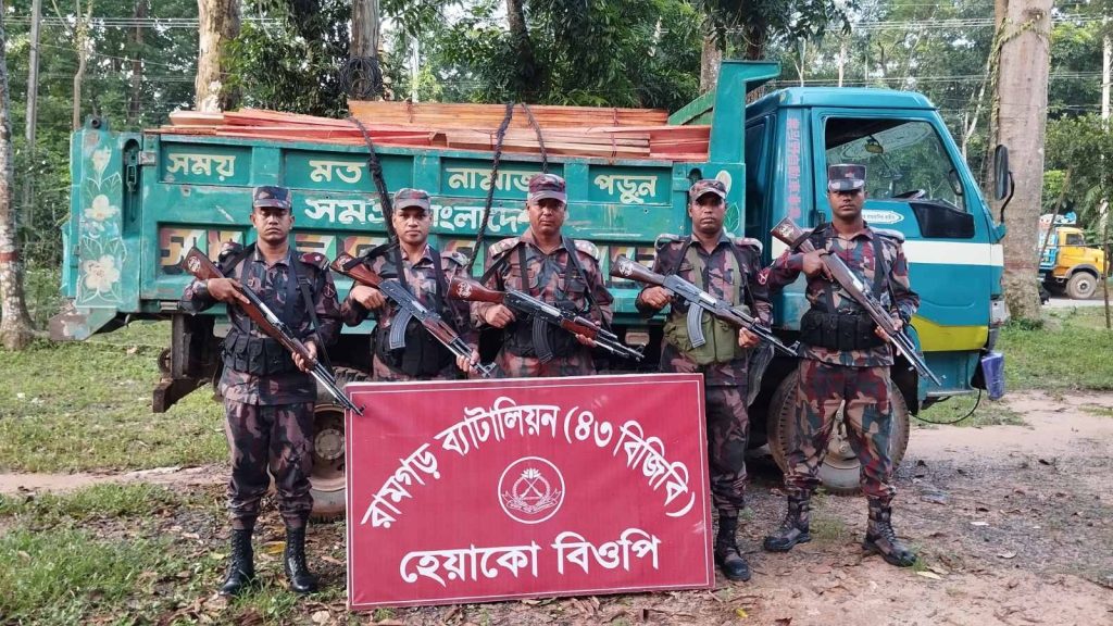 চট্টগ্রামে বিজিবির হাতে ৪৬.১৪ ঘনফুট চিরাই কাঠসহ ড্রাম্পার ট্রাক জব্দ