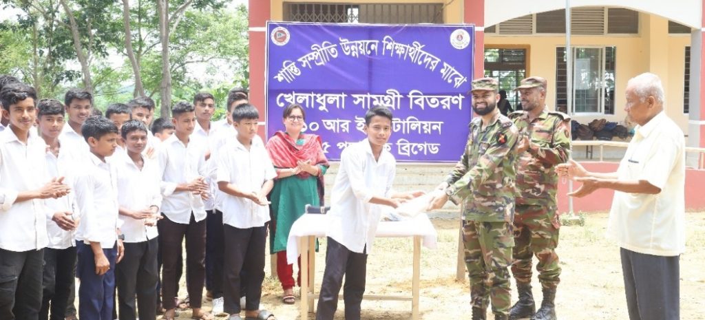 রাঙামাটিতে শিক্ষার্থীদের মাঝে সেনাবাহিনীর ক্রীড়া সামগ্রী বিতরণ