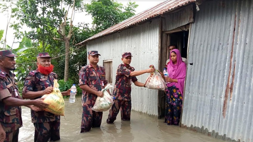 কুড়িগ্রামে বানভাসিদের মাঝে বিজিবির খাদ্য সামগ্রী বিতরণ