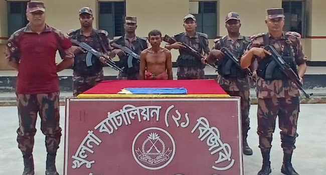 বেনাপোলে বিজিবির হাতে ১ কেজি সোনাসহ পাচারকারী আটক