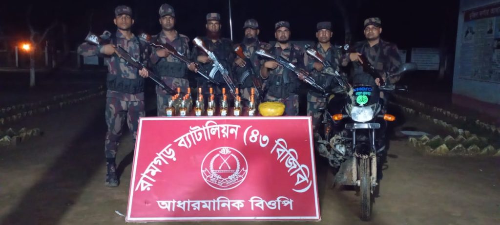 চট্টগ্রামে বিজিবির অভিযানে ভারতীয় মদ ও গাঁজাসহ মোটরসাইকেল জব্দ