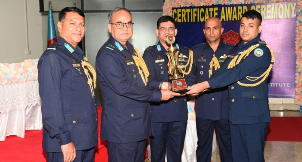 বিমান বাহিনীর ১২৬তম জুনিয়র কমান্ড ও স্টাফ কোর্সের সনদপত্র বিতরণ