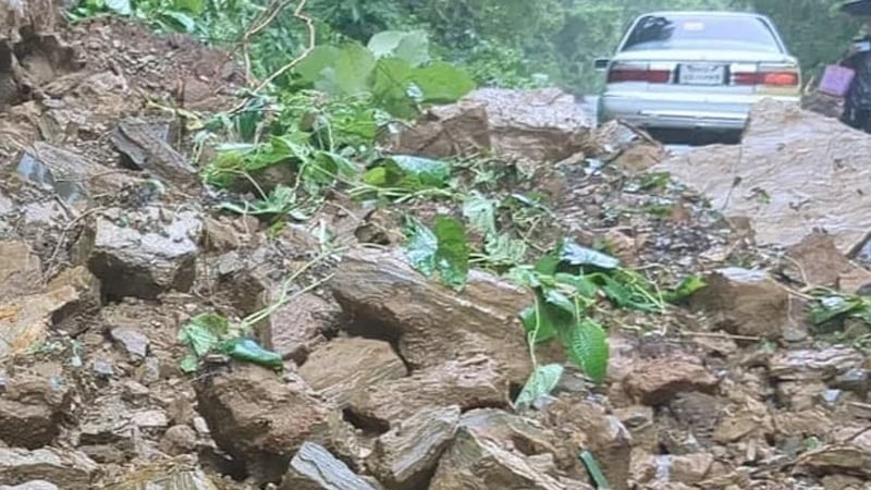 খাগড়াছড়িতে পাহাড়ধস, ৪ ঘণ্টা বন্ধ থাকার পর ঢাকা-চট্টগ্রামের সাথে যান চলাচল স্বাভাবিক