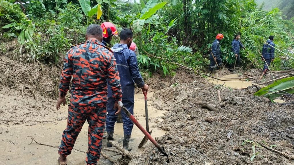 বান্দরবানে সড়কের ওপর ধসে পড়লো পাহাড়, ৪ ঘণ্টা পর যান চলাচল স্বাভাবিক