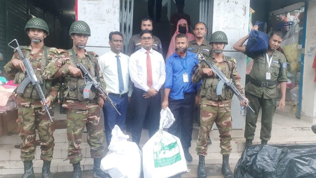 রেমিট্যান্সের সাড়ে ১২ কোটি টাকা নিরাপদে পৌঁছে দিয়ে প্রশংসায় ভাসছে সেনাবাহিনী