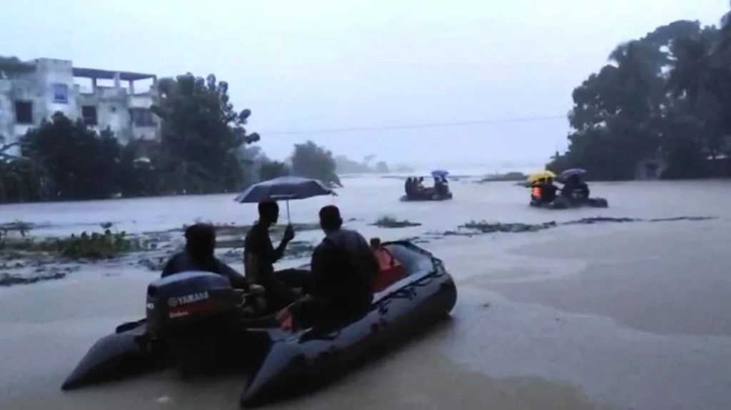 বন্যাদুর্গতদের উদ্ধারে ফেনীতে নৌবাহিনীর ৩ কন্টিনজেন্ট মোতায়েন