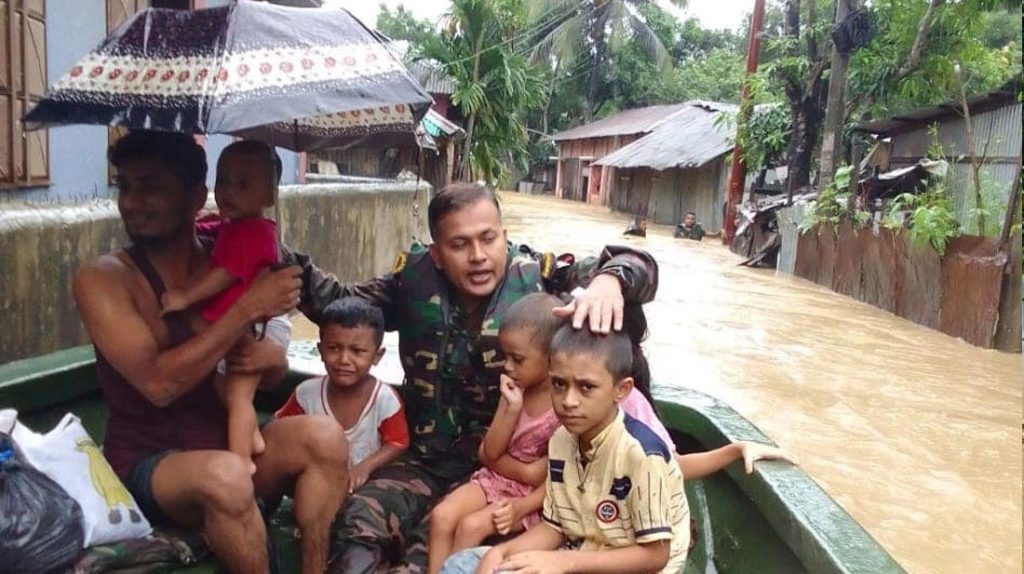 খাগড়াছড়িতে বন্যার্তদের উদ্ধার কার্যক্রমে যুক্ত হলো সেনাবাহিনী