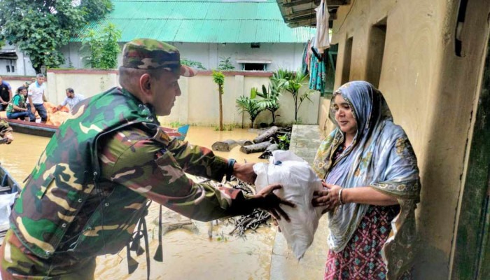 খাগড়াছড়ির দীঘিনালায় বানভাসী মানুষকে চিকিৎসাসেবা ও মানবিক সহায়তা দিল সেনাবাহিনী
