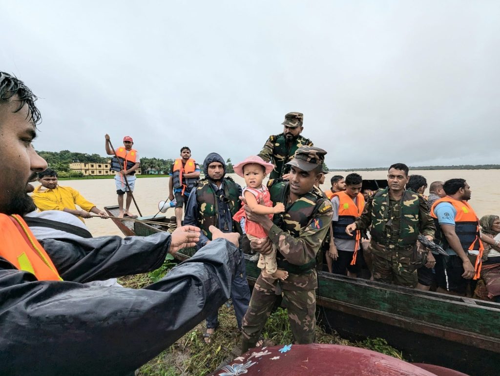 খাগড়াছড়ির সোনার বাংলা গড়ায় বাংলাদেশ সেনাবাহিনীর অবদানদীঘিনালায় বানভাসী মানুষকে চিকিৎসাসেবা ও মানবিক সহায়তা দিল সেনাবাহিনী