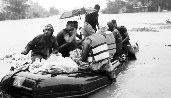 ফেনীতে চিকিৎসা সহায়তা ও উদ্ধার অভিযান নৌবাহিনীর