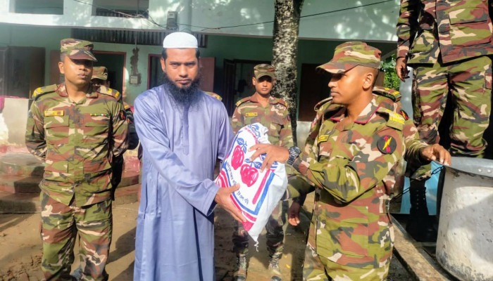 দীঘিনালায় বিভিন্ন আশ্রয়কেন্দ্রে খাবার ও ত্রাণ সহায়তা দিল সেনাবাহিনী