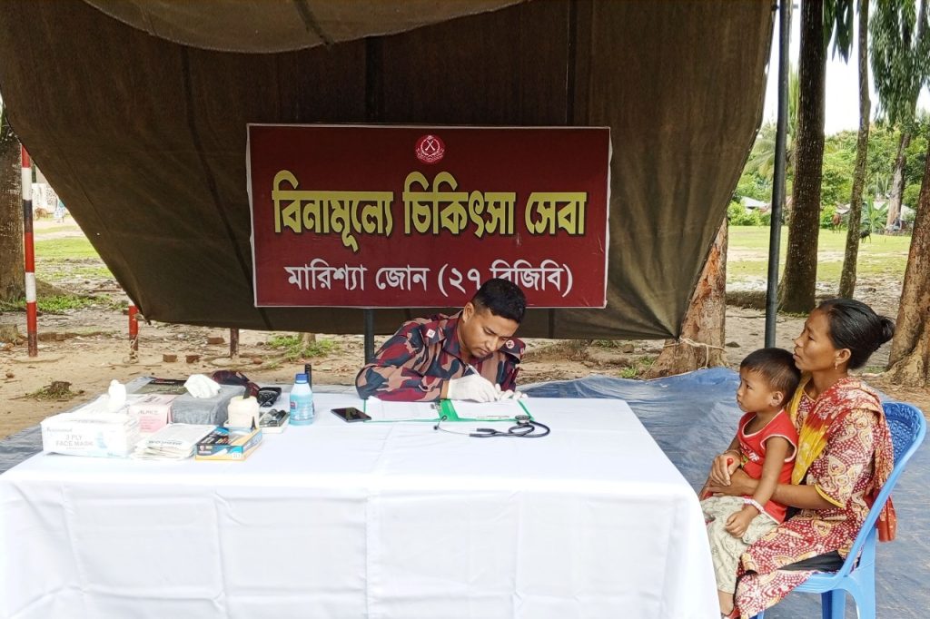 বাঘাইছড়িতে বন্যা দুর্গত পরিবারের মাঝে বিজিবির খাবার বিতরণ ও চিকিৎসা সেবা প্রদান