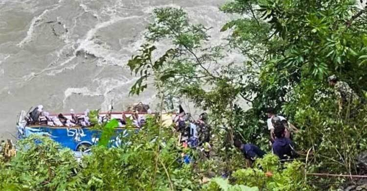 নেপালে যাত্রীবাহী বাস নদীতে পড়ে ১৪ ভারতীয়’র মৃত্যু
