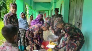 বন্যার্তদের মাঝে ৫৪ বিজিবির বিভিন্ন সহায়তা