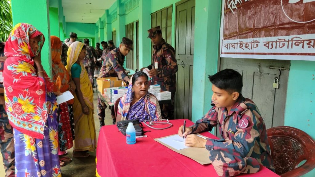 বন্যার্তদের মাঝে ৫৪ বিজিবির বিভিন্ন সহায়তা