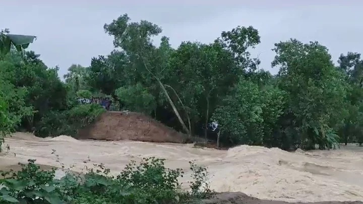 গোমতী নদীর বাঁধ ভেঙে কু‌মিল্লার হাজার হাজার ঘরবা‌ড়ি প্লা‌বিত