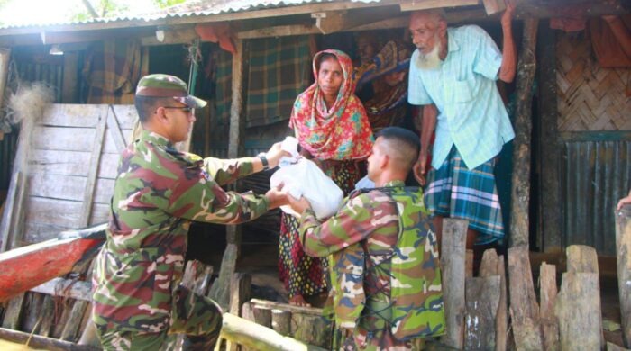 রাঙামাটির নানিয়ারচরে পানিবন্দি মানুষের মাঝে সেনাবাহিনীর ত্রাণ সামগ্রী বিতরণ