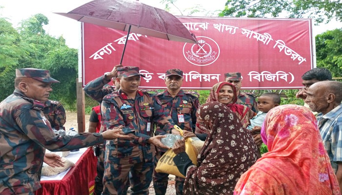 পাহাড়ি ঢলে বির্পযস্ত খাগড়াছড়ির পানছড়িতে ৩ বিজিবির মানবিক সহায়তা