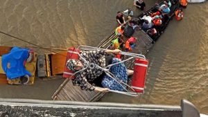 হেলিকপ্টারে করে গর্ভবতী মাকে কুর্মিটোলা হাসপাতালে আনলো বিমান বাহিনী