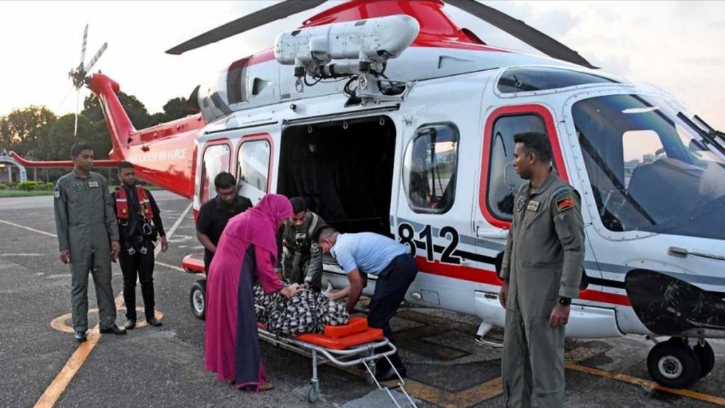 হেলিকপ্টারে করে গর্ভবতী মাকে কুর্মিটোলা হাসপাতালে আনলো বিমান বাহিনী