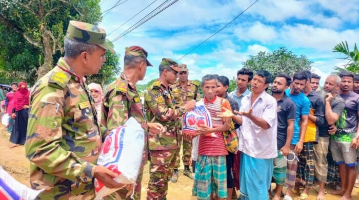 খাগড়াছড়িতে বন্যার্তদের ত্রাণ ও নিহতের পরিবারকে অর্থ সহায়তায় দিল সেনাবাহিনী