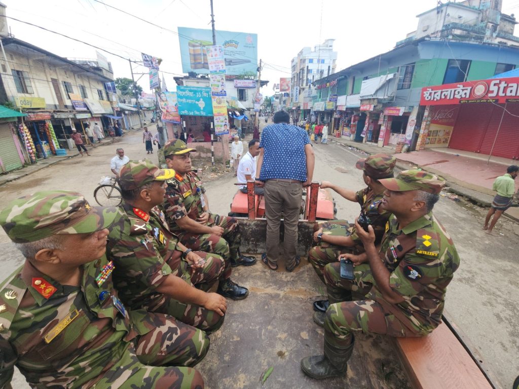 কুমিল্লা ও ফেনীতে ত্রাণ তৎপরতা পর্যবেক্ষণ করলে সেনাবাহিনীর চিফ অব জেনারেল স্টাফ