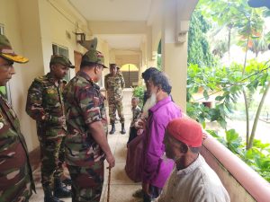 কুমিল্লা ও ফেনীতে ত্রাণ তৎপরতা পর্যবেক্ষণ করলে সেনাবাহিনীর চিফ অব জেনারেল স্টাফ