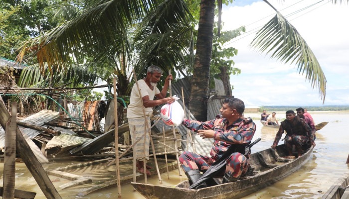 রাঙামাটিতে বন্যায় ক্ষতিগ্রস্তদের মাঝে ২৭ বিজিবির খাদ্য সামগ্রী বিতরণ