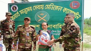 খাগড়াছড়িতে সেনাবাহিনীর উদ্যোগে বন্যার্তদের মাঝে চিকিৎসাসেবা ক্যাম্পেইন