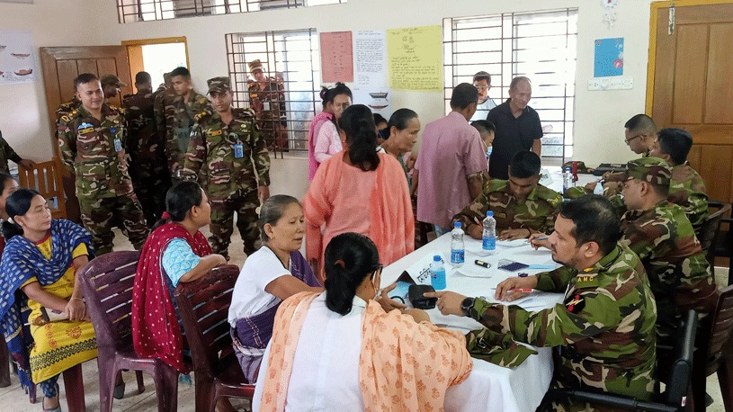 খাগড়াছড়িতে সেনাবাহিনীর উদ্যোগে বন্যার্তদের মাঝে চিকিৎসাসেবা ক্যাম্পেইন