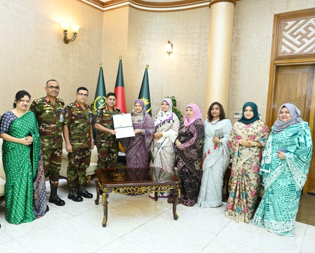 বন্যার্তদের জন্য ১৫ লক্ষ টাকার অনুদান ও ত্রান সামগ্রী হস্তান্তর করল সেনা পরিবার কল্যাণ সমিতি