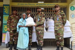 খাগড়াছড়ির মানিকছড়িতে বন্যা ও পাহাড়ধসে ক্ষতিগ্রস্তদের মাঝে সেনাবাহিনীর মানবিক সহায়তা বিতরণ