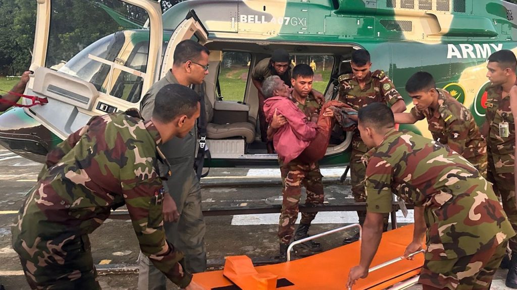 ১৬ হেলিকপ্টারের মাধ্যমে বন্যাদুর্গত এলাকায় উদ্ধার ও ত্রাণ বিতরণে সেনাবাহিনী