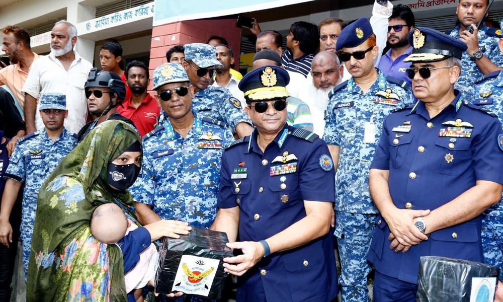 ফেনীতে বন্যাদুর্গত এলাকা পরিদর্শন ও ত্রাণ বিতরণ করলেন বিমানবাহিনী প্রধান