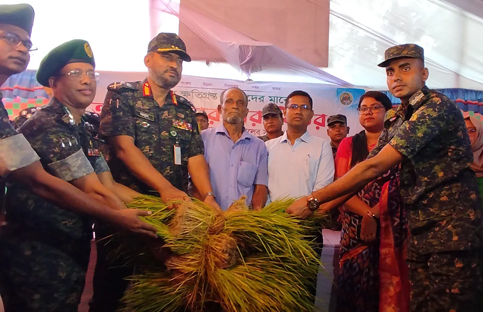ফেনীতে বন্যা দুর্গতদের মাঝে ধানের চারা বিতরণ করলেন আনসার বাহিনীর মহাপরিচালক