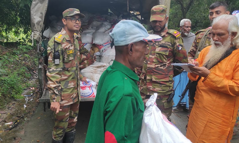 কুমিল্লায় বন্যাপীড়িত ৩২০ পরিবারকে খাদ্য সহায়তা দিল সেনাবাহিনী