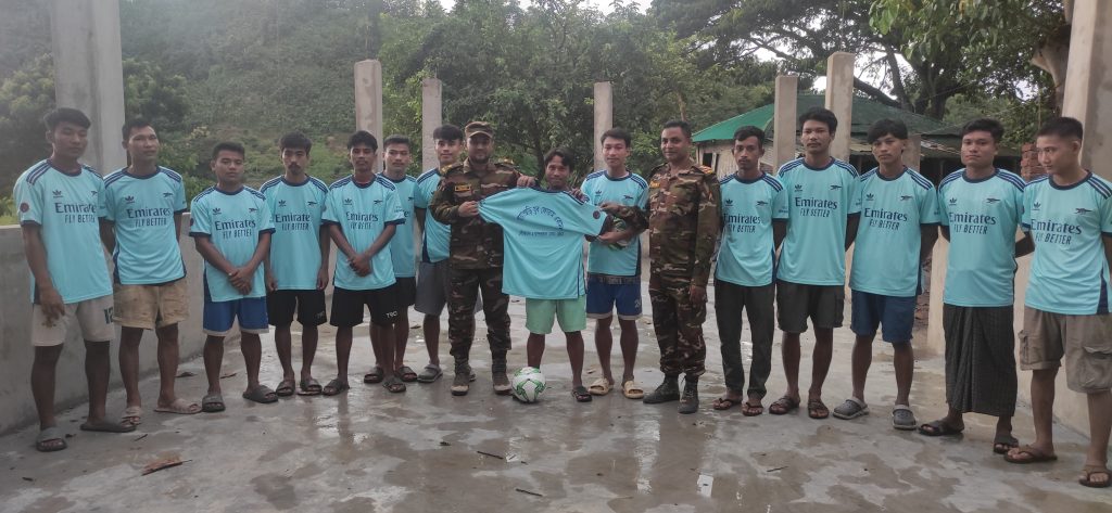 বান্দরবানের রোয়াংছড়িতে যুব ফোরাম ফুটবল একাদশকে ক্রীড়া সামগ্রী দিল সেনাবাহিনী