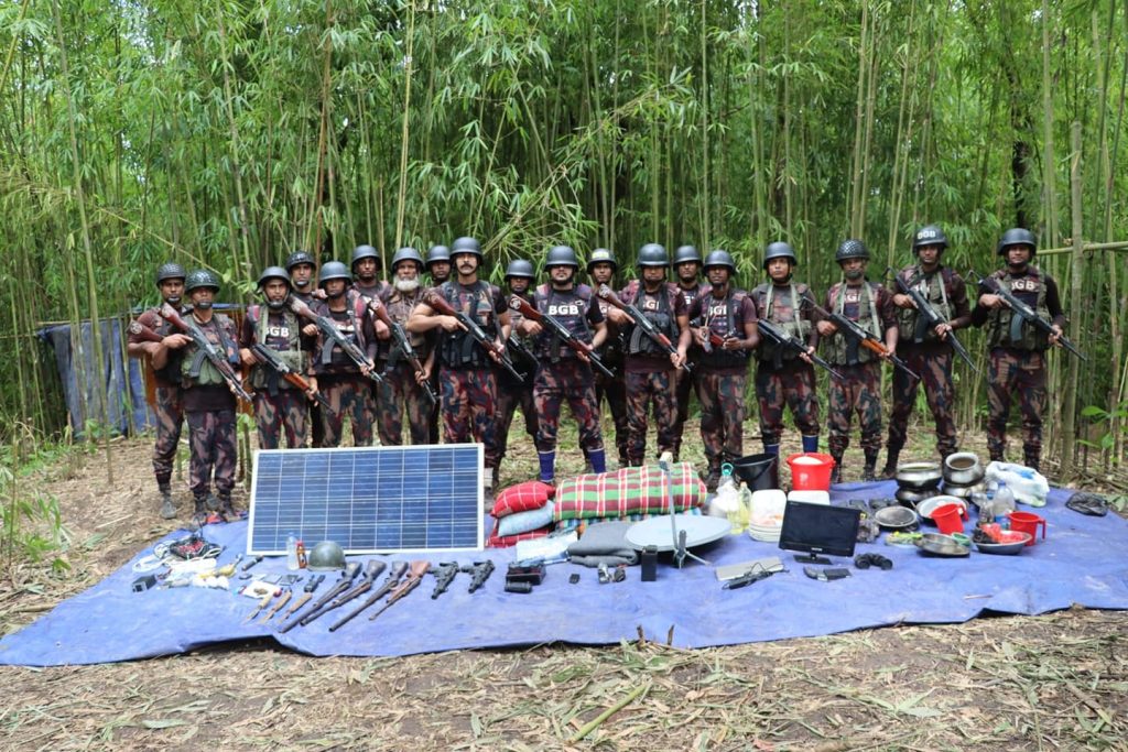 বান্দরবানের দুর্গম পাহাড়ে সন্ত্রাসী আস্তানা, মিলল অত্যাধুনিক অস্ত্র-প্রযুক্তি সরঞ্জাম