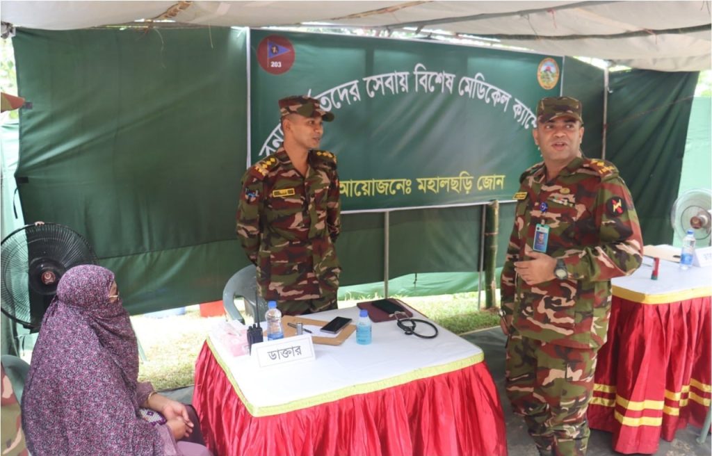 খাগড়াছড়ির মহালছড়িতে বন্যাকবলিত মানুষের মাঝে সেনাবাহিনীর চিকিৎসা সেবা প্রদান