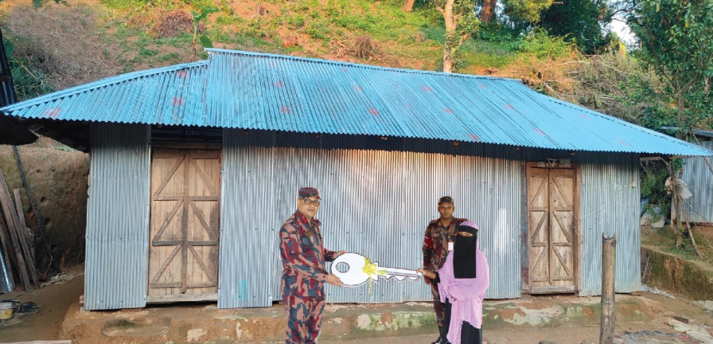 খাগড়াছড়িতে হতদরিদ্র তিন পরিবারকে তিনটি বসতঘর উপহার দিল বিজিবি