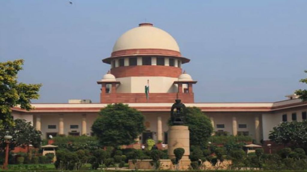 আসামের গোয়ালপাড়া জেলার একটি বন্দি শিবিরে আটক ২১১ ঘোষিত বিদেশি নাগরিকের প্রত্যাবাসন পরিকল্পনা নিয়ে রাজ্য সরকার এবং কেন্দ্রীয় স্বরাষ্ট্র মন্ত্রণালয়ের কাছে জবাব চেয়েছে সুপ্রিম কোর্ট। সোমবার (৯ সেপ্টেম্বর) এ বিষয়ে নোটিশ জারি করেছে আদালত। ভারতের সংবাদমাধ্যম ইন্ডিয়া টুডে এ খবর জানিয়েছে। আসাম জেলা আইনি সেবা কর্তৃপক্ষের রিপোর্ট অনুযায়ী, ২১১ জন ঘোষিত বিদেশি নাগরিকের মধ্যে ৬৬ জন বাংলাদেশি। আসামের বন্দিশিবিরগুলোর অবস্থা নিয়ে বিচারপতি অভয় এস. ওকা এবং অগাস্টিন জর্জ মাসিহর বেঞ্চে একটি পিটিশন শুনানি হয়। আসাম আইনি সেবা কর্তৃপক্ষের গবেষণায় গত ২৬ জুলাই বন্দিশিবিরগুলোর অবস্থা ‘দুঃখজনক’ হিসেবে উল্লেখ করা হয়। প্রতিবেদনে বলা হয়, সেগুলোতে পানি সরবরাহ, নাজুক স্যানিটেশন ব্যবস্থা এবং লিকিং টয়লেটের মতো সমস্যা রয়েছে। ১৪ আগস্ট জমা দেওয়া একটি হলফনামায় স্বরাষ্ট্র মন্ত্রণালয় জানায়, ‘কেন্দ্রীয় সরকার বিদেশি নাগরিকদের প্রত্যাবাসন এবং ফেরত পাঠানোর ক্ষমতা রাখে। এ বিষয়ে বিদেশি আইন অনুসারে আদেশ জারি করা হয়। তবে রাজ্য সরকার কেন্দ্রীয় সরকারের কার্যক্রমের দায়িত্ব পালন করে থাকে।’ বিচারপতি ওকা হলফনামা পড়ার পর বলেন, কেন্দ্র রাজ্যের উপর সমস্ত দায়ভার চাপিয়ে দিয়েছে। যদিও কর্তৃত্ব ভাগ করা হয়েছে। তবে উভয় পক্ষকে দায়িত্ব নিতে হবে। রাষ্ট্রপক্ষের আইনজীবী জানিয়েছেন, ‘২০১৯ সালে একটি চিঠি পররাষ্ট্র মন্ত্রণালয়ে পাঠানো হয়েছে নাগরিকত্ব যাচাইয়ের ফর্মের জন্য। তবে এখনও কোনও যাচাই প্রতিবেদন পাওয়া যায়নি।’ এ বিষয়ে আসাম সরকার হলফনামা দাখিল করবে বলেও জানান তিনি। পরে বিচারপতি ওকা সুপ্রিম কোর্ট রেজিস্ট্রারকে রিপোর্টটি কমিটির রেকর্ডে অন্তর্ভুক্ত করার নির্দেশ দেন। সিনিয়র অ্যাডভোকেট কলিন গনসলভেস বলেন, ‘সিএএ-এনআরসি শুরু হওয়ার পর ১০ বছর পার হয়েছে। অথচ একটি হলফনামায় দেখা গেছে এই সময়ে ২ লাখের মধ্যে মাত্র ৬ জনকে প্রত্যাবাসন করা হয়েছে।’ এদিকে, অতিরিক্ত সলিসিটর জেনারেল কেএম নাটরাজ জানিয়েছেন, ‘সব বিদেশি নাগরিকদেরই ভারতে থেকে বহিষ্কার করা হবে।’