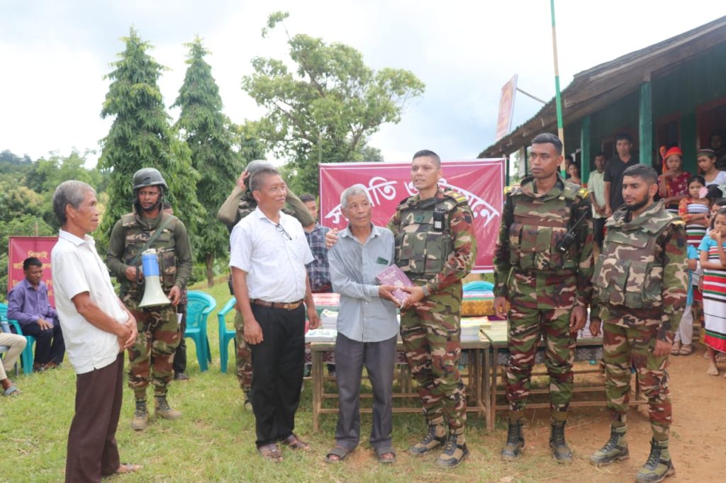 বান্দরবানের রুমায় স্কুল পুনঃসংস্কার এবং শিক্ষার্থীদের মাঝে শিক্ষা উপকরণ বিতরণ করল সেনাবাহিনী