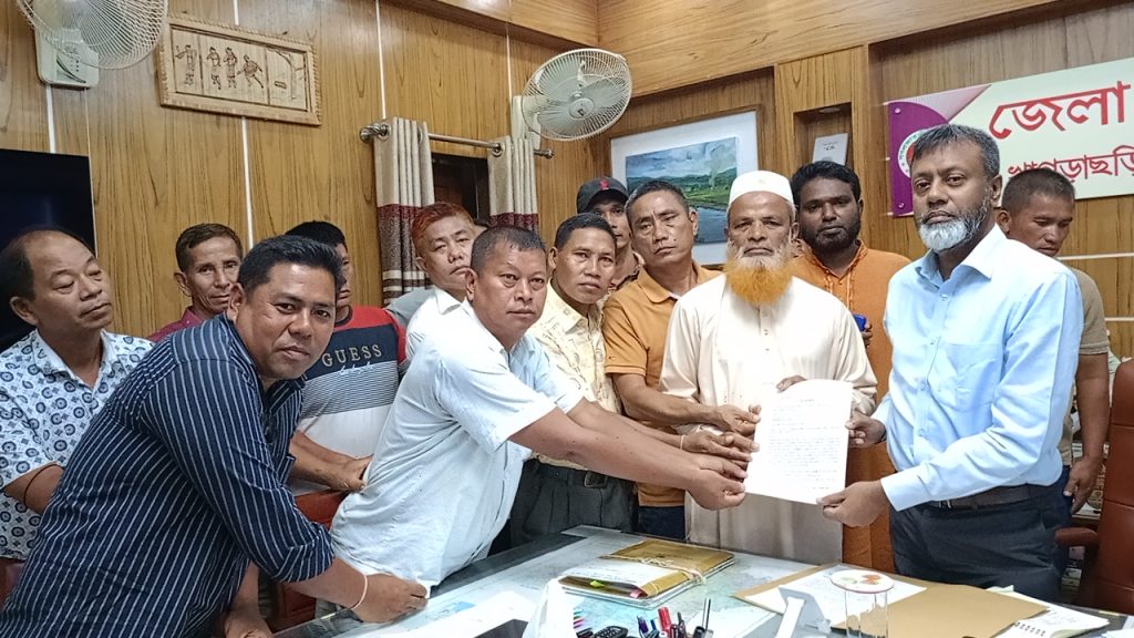 পিলখানা হত্যাকাণ্ডের তদন্ত ও চাকুরিচ্যুত বিডিআর সদস্যদের পুনর্বহালের দাবি খাগড়াছড়িতে স্মারকলিপি প্রদান