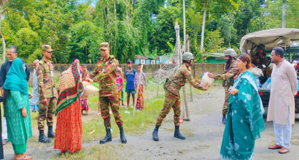 চাঁদপুরে বন্যা দুর্গতদের মাঝে ত্রাণ বিতরণ করল সেনাবাহিনী