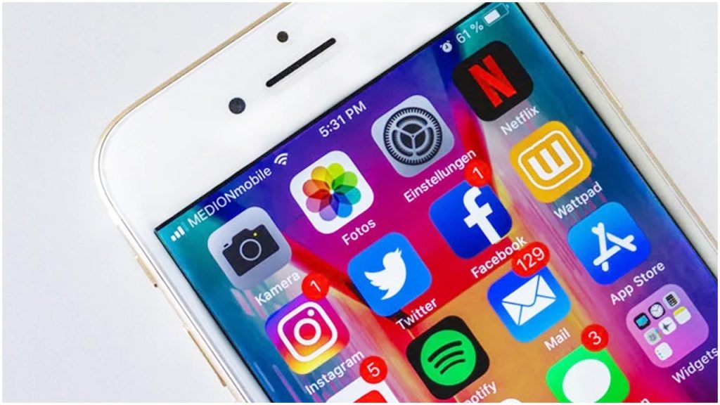 পাকিস্তানে অনুমতি ছাড়া সরকারি কর্মীদের সোশ্যাল মিডিয়া ব্যবহারে নিষেধাজ্ঞা