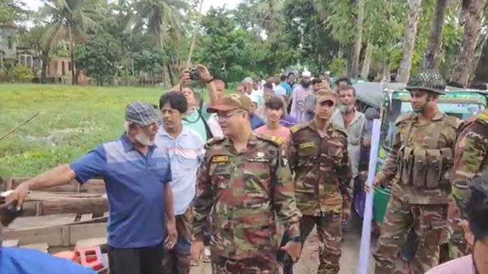 নোয়াখালীতে বন্যার্তদের মাঝে চিকিৎসা সেবা, ওষুধ বিতরণ ও খাদ্য সহায়তা দিল সেনাবাহিনী